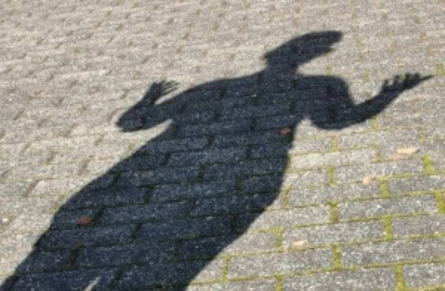 Schattenarbeit, Schatten einer Person auf Steinen