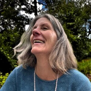 Sabine Martini - lachend und im Hintergrund Bäume